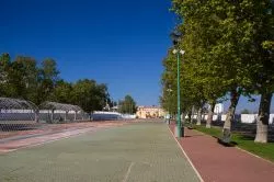 Area pedonale con panchine e fontane nella cittadina di Vila Franca de Xira, Portogallo.
