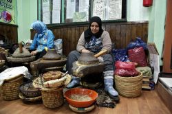 Lavorazione dell'argan a Marrakech, Marocco - Alcune donne intente alla preparazione dell'olio di argan prodotto dai frutti dell'argania, un albero dai rami spinosi particolarmente ...
