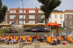 Arnhem, Olanda: banchina lungo il fiume Reno con ristoranti e locali all'aperto - © Ronald Wilfred Jansen / Shutterstock.com