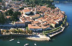 Vista panoramica del centro di Arona, la città più popolosa del Lago Maggiore © Andrea Lazzarini Editore