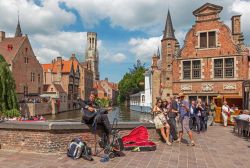 Artisti di strada al Rozenhoedkaai di Bruges, Belgio - Romantica città medievale delle Fiandre, Bruges è uno dei siti turistici più visitati di tutto il Belgio complice ...