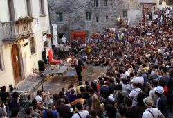 Artisti in piazza a Pennabilli, un comico nel centro storico del borgo - © www.artistiinpiazza.com