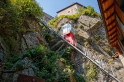 L'ascensore panoramico che collega il centro di Bard alla sua fortezza in Valle d'Aosta - © Max Rastello / Shutterstock.com