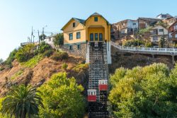 I mitici ascensores, le funicolari che trasportano i passeggeri su e giù per le colline (cerros) di Valparaíso, Chile.