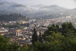 Ascoli Piceno vista dall'alto di una collina con la foschia del mattino, Marche, Italia.


