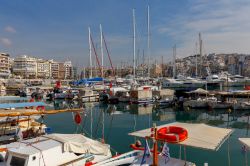 Atene (Grecia): il porto del Pireo, principale del paese e uno dei maggiori del Mediterraneo.
