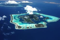 Veduta aerea dell'atollo di Bora Bora (Isole della Società, Polinesia Francese): la magnifica laguna è stata fotografata dall'aereo in volo da Tahiti - cortesia www.stregisborabora.com/ ...