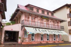 Un'attività commerciale ospitata in un colorato edificio del centro di Cayenne, Guyana Francese - © Anton_Ivanov / Shutterstock.com