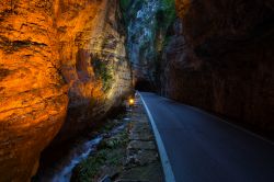 Attraverso la suggestiva Strada della Forra sul Lago di Garda di sera