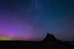 Aurora boreale sul castello di Lindisfarne (Inghilterra).

