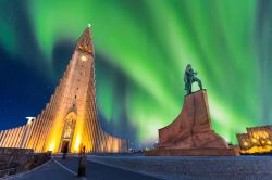 Aurora boreale sulla chiesa Hallgrimskirkja nel centro di Reykjavik, Islanda. Con i suoi 74,5 metri è il quinto edificio religioso più alto del paese.
