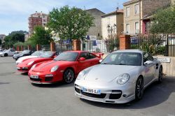 Auto sportive Porsche parcheggiate in una strada del centro di Ales, Francia - © Gilles Paire / Shutterstock.com