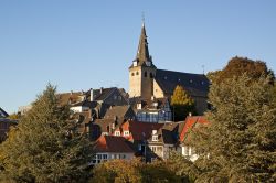 Autunno nella città vecchia di Essen, Germania - Nonostante sia una moderna città industriale, Essen è letteralmente immersa nel verde. Nel suo centro cittadino, qui ritratto ...