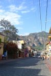 Avenida 5 de Mayo, Tepoztlán: è la via principale della città, sulla quale si trovano praticamente tutti i negozi ed i ristoranti, ma anche il piccolo terminal degli autobus. ...