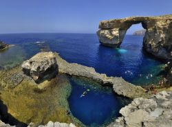 L'Azure Window a Dweyra Bay, la finestra azzurra di Gozo (Malta) - Come si può vedere dall'immagine il gioco naturale che il corso del tempo ha creato su questa roccia, forma ...