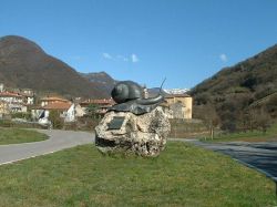 Badia di  Calavena, il monumento al bogone che viene celebrato tra fine novembre ed inizio dicembre dalla Sagra della lumaca di Sant'Andrea  - © www.tourism.verona.it