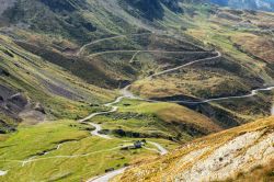 Bagneres-de-Bigorre, la strada tortuosa del Colle di Tourmalet nei Pirenei francesi. E' celebre per essere di frequente passaggio o arrivo del Tour de France. 

