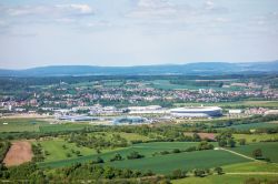 I bagni termali Badewelt di Sinsheim e lo stadio Rhein-Neckar Arena circondati dal tipico paesaggio di Kraichgau, Germania - © aldorado / Shutterstock.com