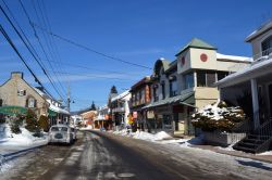 Baie-Saint-Paul, rue St.Jean Baptiste: è la strada turistica della città per eccellenza, dove si concentrano i negozi, i musei, ristoranti e le gallerie d'arte. È considerata ...