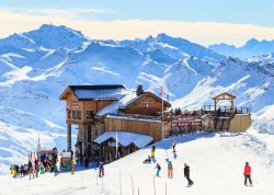 Baita e ristorante sulle piste del comprensorio sciistico di Courchevel, Francia - © nikolpetr / Shutterstock.com