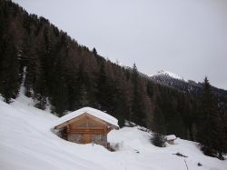 Baita Valletta Alta: si trova a m 1796 nel territorio di Valfloriana. Qui è fotografata in pieno inverno. Saimo nel Trentino orientale - © Maurizio Ceol, CC BY 3.0, Wikipedia