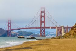 Baker Beach a San Francisco con la magnifica vista del Golden Gate bridge