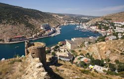 Balaklava, il fiordo del Mar Nero in primo piano la Fortezza Genovese di Cembalo