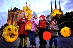 Bambini a Erfurt (Turingia) con lanterne davanti alla famosa cattedrale tedesca - Copyright DZTBarbara Neumann