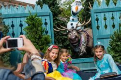 Sven e Olaf, i simpatici personaggi di Frozen, in posa al Marketplace per una foto ricordo con i bambini: siamo a Disneyland Paris, in Francia