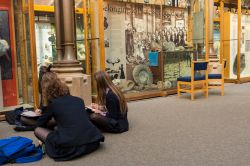 Bambini giocano e imparano all'Oxford University Museum of Natural History, Inghilterra (UK) - © Gabriel Stellar / Shutterstock.com