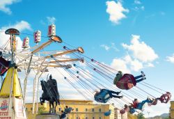 Bambini si divertono su una giostra in piazza Skanderbeg in occasione delle feste natalizie (Albania) - © Alla Simacheva / Shutterstock.com