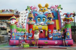 Bambini thailandesi giocano su un gonfiabile al mercato Tha Nam Non a Nonthaburi - © Anirut Thailand / Shutterstock.com