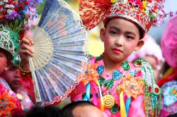 Un bambino alla cerimonia per diventare monaco a Mae Hong Son, Thailandia - © Bplanet / Shutterstock.com