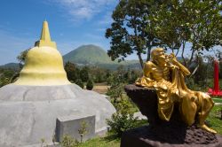 Sulawesi, Indonesia: il tempio di Ban Hin Kiong si trova nella città di Manado. L'edificio fu costruito oltre trecento anni fa dalla dinastia cinese Qing - foto © Vladislav ...