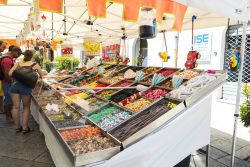 Bancarella di dolci in un mercato delle pulci a Olbia, Sardegna - © J2R / Shutterstock.com