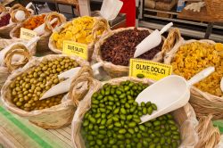 Bancarella di frutta e legumi a Castiglione del Lago, Umbria - Frutta secca e olive in bella mostra in uno stand ospitato nel borgo di Castiglione © Wallace Weeks / Shutterstock.com