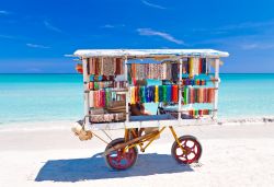 Una bancarella ambulante sulla spiaggia di Varadero che vende souvenir di Cuba ai turisti.

