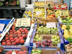 Bancarelle di frutta al mercato settimanale di Salò, Lombardia. Ogni settimana il mercato di Salò ospita bancarelle di frutta e verdura con prodotti freschi e genuini - © ...