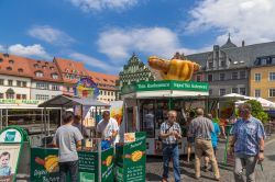 Bancarelle di salsiccia della Turingia nella Piazza del Mercato di Weimar, Germania - © Valery Rokhin / Shutterstock.com