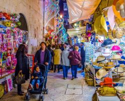 Bancarelle nel centro di Bari: la Festa di San Nicola - © trabantos / Shutterstock.com