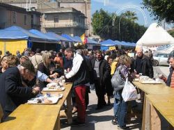 Le bancarelle in strada durante l'attesa Sagra del Carciofo di Ramacca, uno degli appuntamenti più importanti della primavera assieme alla Festa di San GIuseppe - © Pro Loco ...