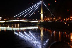 Banchina lungofiume di notte a Kharkiv, Ucraina. Le luci della città si rilfettono sulle acque tranquille che lambiscono questa bella località celebre per arte, cultura e teatro
 ...