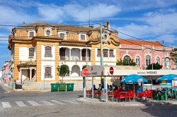 Bar e edifici in Avenida da Republica, Vila Real de Santo Antonio, Portogallo. Questa vivace cittadina dell'Algarve orientale venen fondata nel 1744 - © Caron Badkin / Shutterstock.com ...