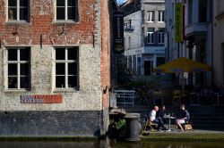 I bar a Gent sono sempre molto frequentati, tanto dai turisti quanto dagli studenti, e per i più fortunati c'è anche la possibilità di avere un tavolino direttamente ...