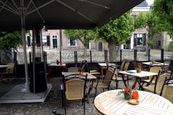 Bar nel centro di Sloten la città olandese nella regione di Frisia (Paesi Bassi)