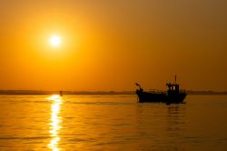 Barca da pesca all'alba nel fiordo di Carlingford Lough in Irlanda