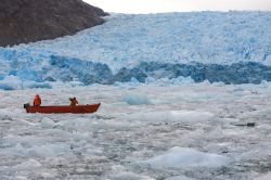 Barca di fronte ghiacciaio San Rafael, località che si raggiunge in barca da Puerto Chacabuco, Patagonia (Cile) - © Steve Allen / Shutterstock.com