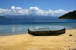 Barca in secca su una laguna interna alla barriera corallina di Nosy Be, in Madagascar - © lkpro / Shutterstock.com