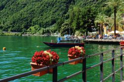 Barca sul lago d' Iseo al porto di Costa Volpino in Lombardia