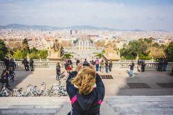 Barcellona fotografata dal MNAC in direzione di Piazza Catalunya, Spagna. Una bella immagine della grande piazza di Barcellona scattata dal Museo Nazionale d'Arte della Catalogna che vanta ...